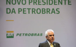 Castello Branco assume Petrobras com críticas a monopólio