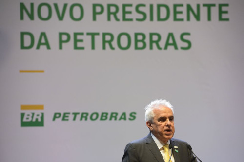 You are currently viewing Castello Branco assume Petrobras com críticas a monopólio