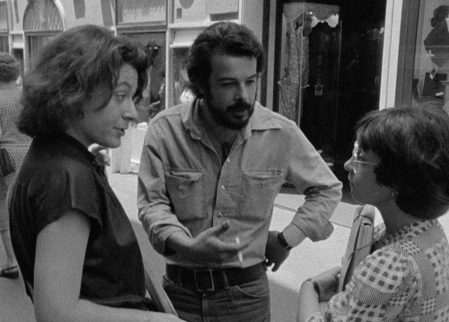 Três pessoas conversam na rua em imagem em preto e branco do documentário Anistia 79